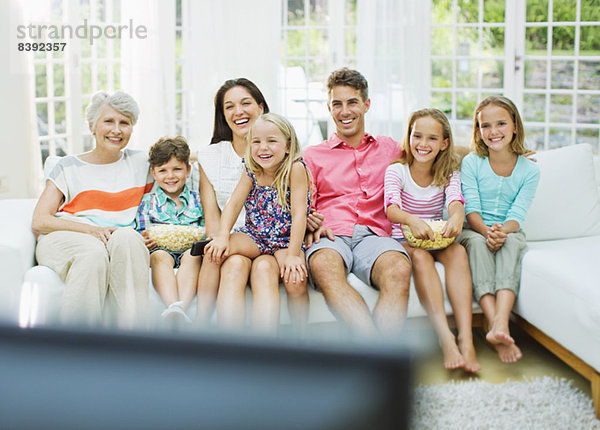 Familie beim gemeinsamen Fernsehen