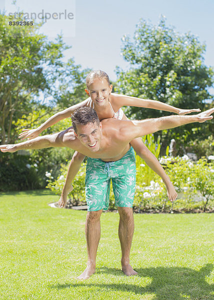 Vater und Tochter spielen im Hinterhof