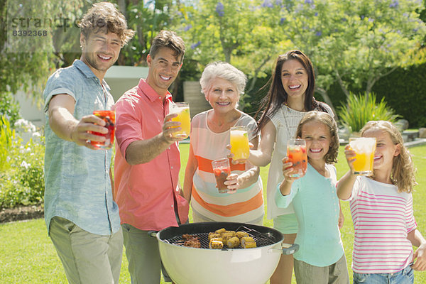 Gemeinsames Grillen der Familie im Garten