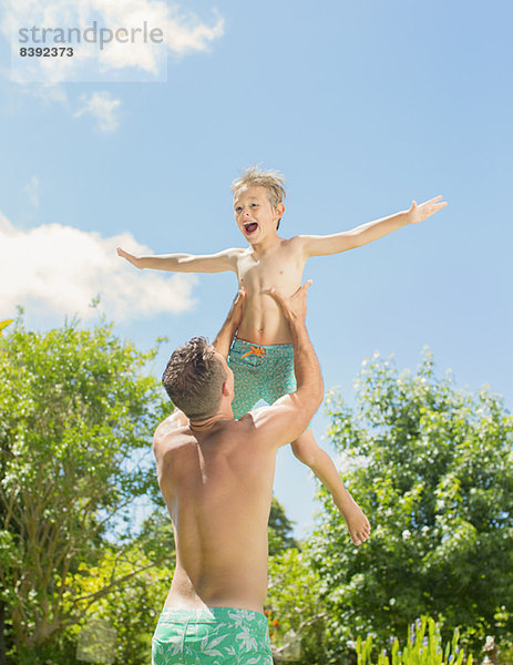 Vater und Sohn beim Spielen im Garten