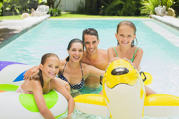 Gemeinsames Familienschwimmen im Pool