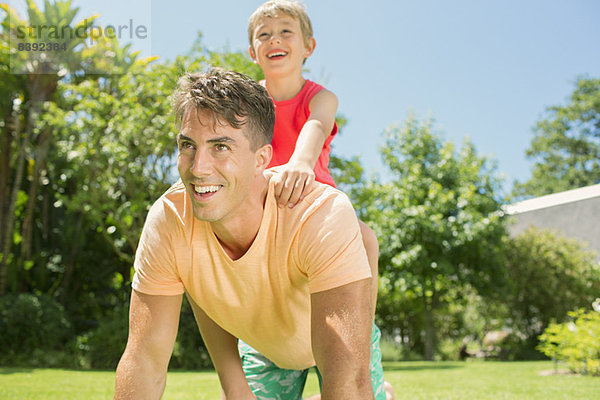 Vater und Sohn beim Spielen im Garten