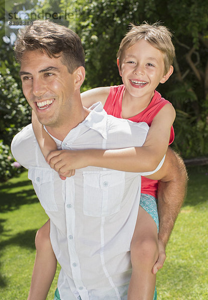 Vater und Sohn beim Spielen im Garten