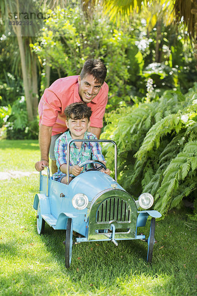 Vater und Sohn beim Spielen im Garten