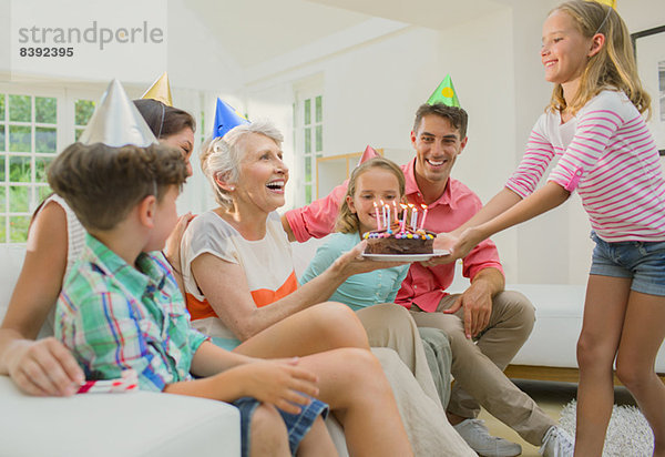 Familie feiert älteren Frauen Geburtstag