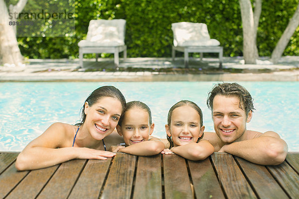 Familie entspannt sich gemeinsam im Pool