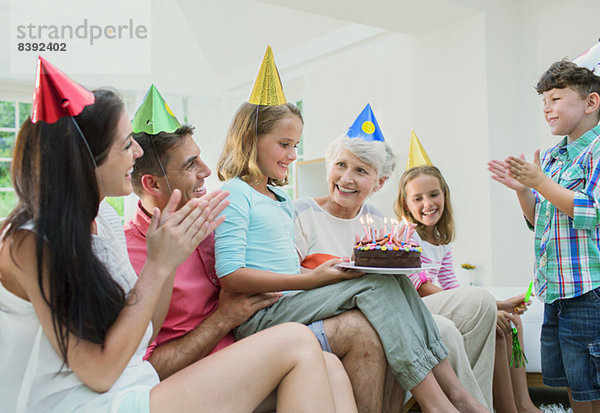 Familie feiert älteren Frauen Geburtstag