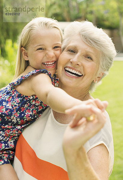 Lächelnde Großmutter mit Enkelin