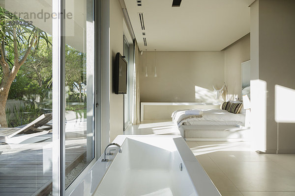 Badewanne im modernen Hauptschlafzimmer