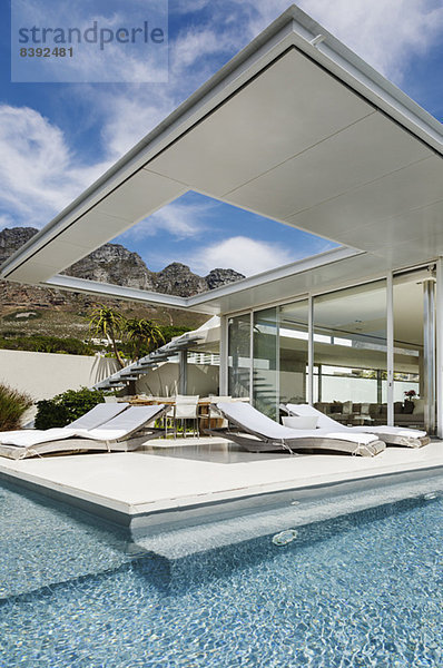 Terrasse und Swimmingpool entlang des modernen Hauses