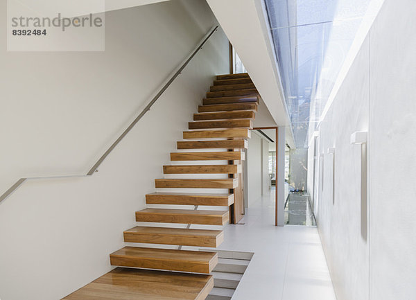 Schwimmende Treppe und Flur im modernen Haus