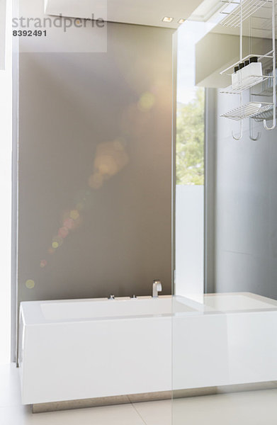 Badewanne und Glaswand im modernen Bad