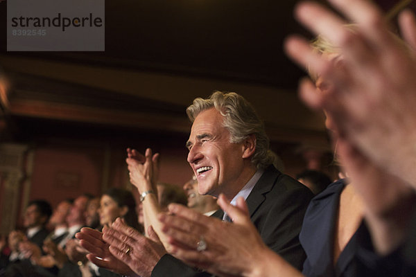 Begeisterter Mann klatscht im Theaterpublikum