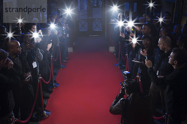 Paparazzi warten auf dem roten Teppich