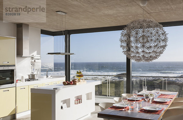 Küche und Esszimmer im modernen Haus mit Meerblick