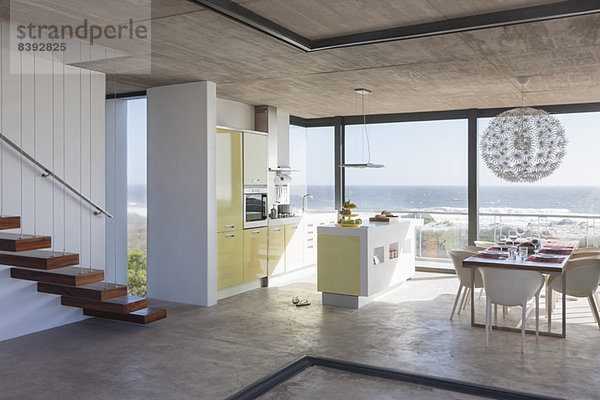 Moderne Küche und Esszimmer mit Meerblick