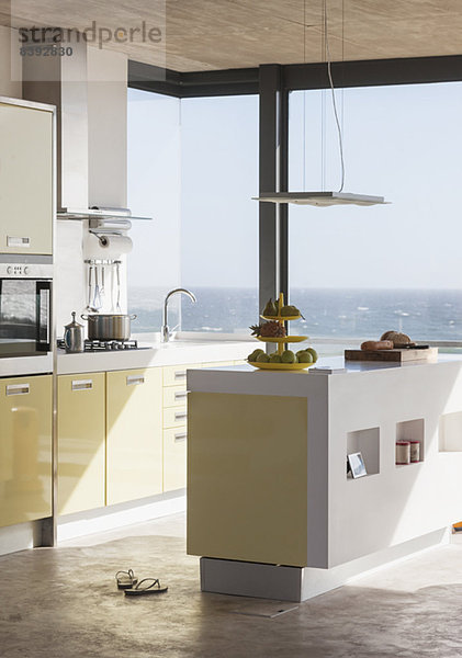 Moderne Küche mit Blick aufs Meer