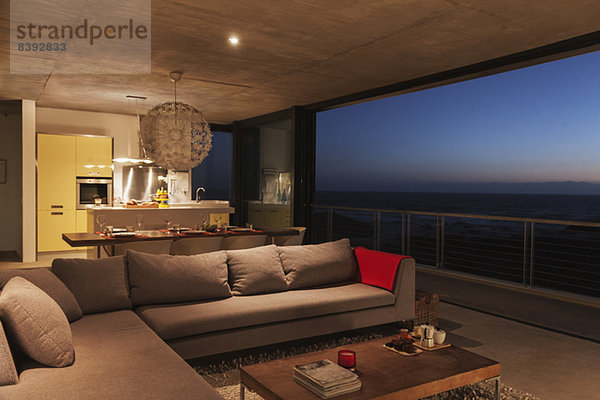 Sofa und Esstisch im modernen Wohnzimmer mit Meerblick