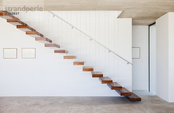 Schwimmende Treppe im modernen Haus