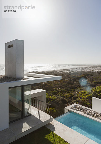 Modernes Haus und Pool mit Blick auf den Ozean