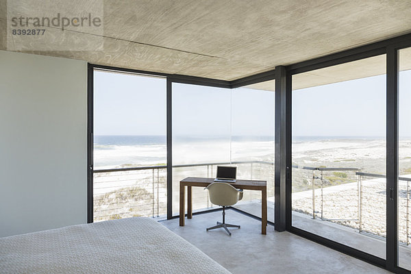 Schreibtisch im modernen Schlafzimmer mit Blick aufs Meer