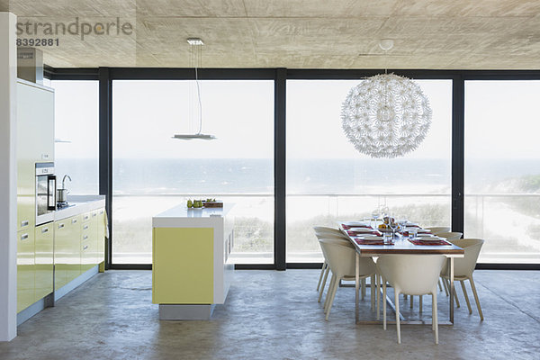 Modernes Esszimmer und Küche mit Blick aufs Meer