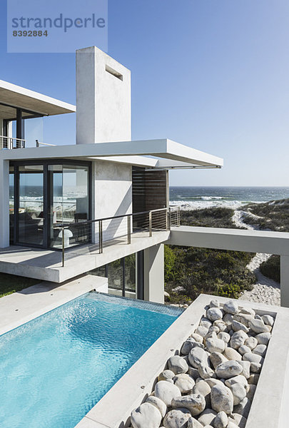 Lap Pool und Balkon des modernen Hauses mit Blick auf das Meer