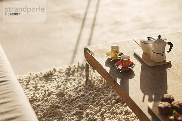 Kaffeekanne und Espressotassen auf dem Wohnzimmertisch