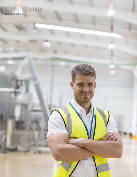 Arbeiter lächelt in der Fabrik