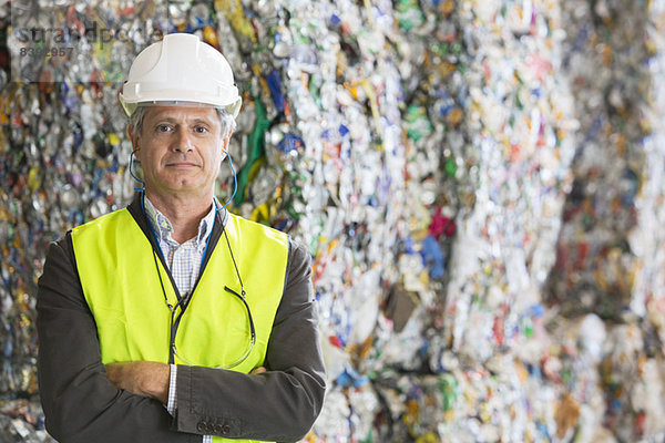 Supervisor steht in der Recyclinganlage