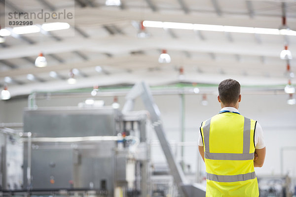 Arbeiter steht in der Fabrik