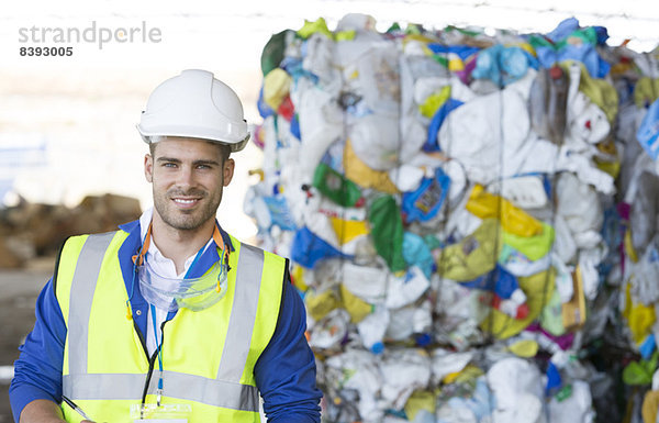 Arbeiter lächelt im Recycling-Zentrum