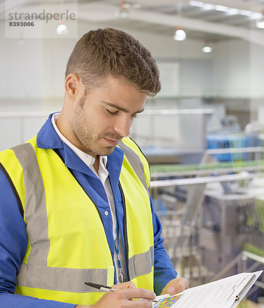 Arbeiter mit Zwischenablage im Werk