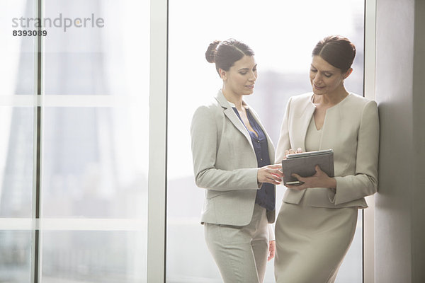 Geschäftsfrauen mit digitalem Tablett im Büro