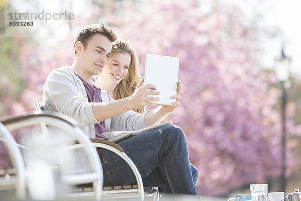 Paar mit digitalem Tablett im Park