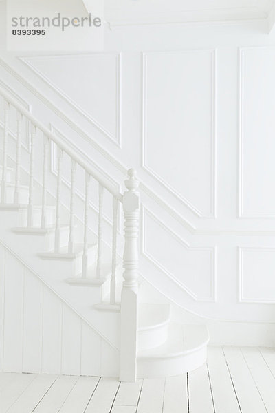 Banister und Treppe im weißen Foyer