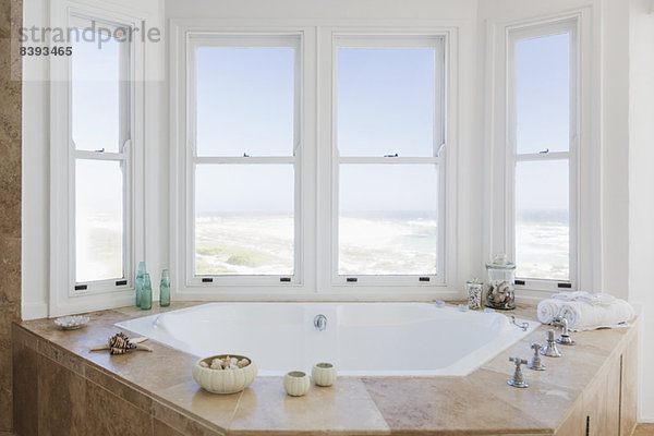 Whirlpool im Badezimmer mit Blick auf den Ozean