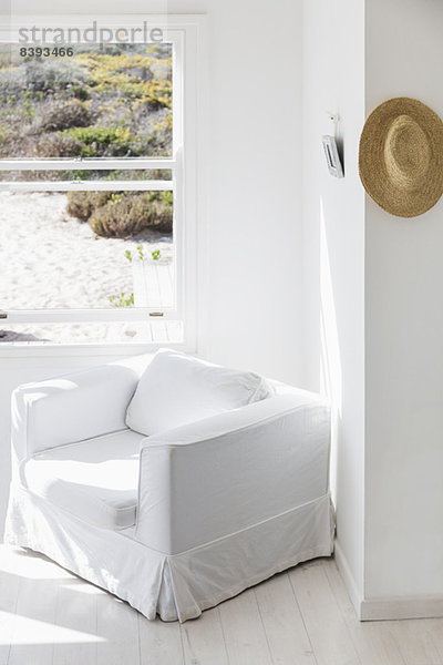 Sessel am Fenster mit Blick auf den Strand