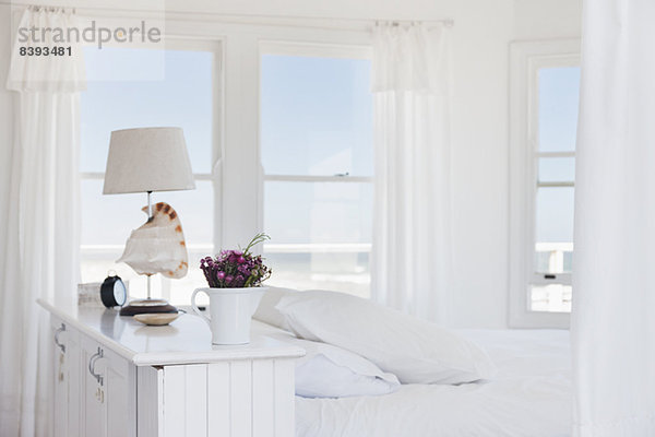 Shell-Lampe im Schlafzimmer mit Blick auf den Ozean