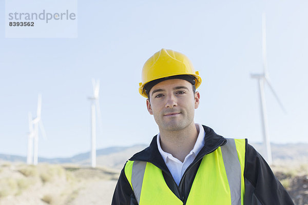 Arbeiter an Windkraftanlagen in ländlicher Landschaft