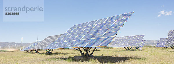 Sonnenkollektoren in ländlicher Landschaft