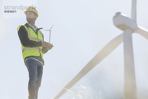 Arbeiter bei Windkraftanlagen in der ländlichen Landschaft