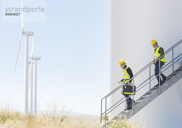 Arbeiter an Windkraftanlagen im ländlichen Raum