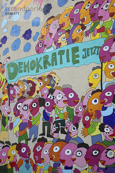 'Buntes Wandgemälde mit Schriftzug ''Demokratie jetzt''  an einer Hauswand des Marriott Hotels  Leipzig  Sachsen  Deutschland'