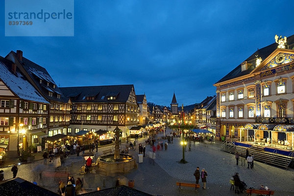 Weihnachtsmarkt in der Abenddämmerung  Gengenbach  Ortenau  Schwarzwald  Baden-Württemberg  Deutschland