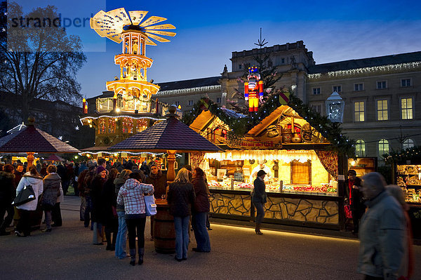 Weihnachtsmarkt in der Abenddämmerung  Karlsruhe  Baden-Württemberg  Deutschland