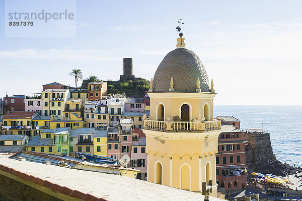 Farbaufnahme Farbe Gebäude Meer Dorf Cinque Terre Italien Ligurien Vernazza Provinz La Spezia