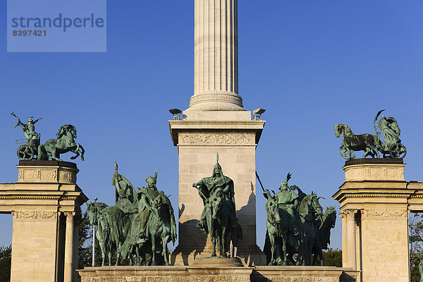 Milleniumsdenkmal mit Reiterstandbild von Fürst Arpád  Heldenplatz  Budapest  Ungarn