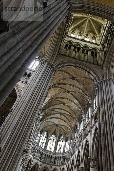 Gotisches Rippengewölbe und Pfeiler  Kathedrale von Rouen  Rouen  Département Seine-Maritime  Region Haute-Normandie  Frankreich