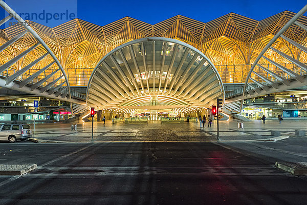 Bahnhof Lissabon Oriente in der Abenddämmerung  Parque das Naçoes  Lissabon  Portugal